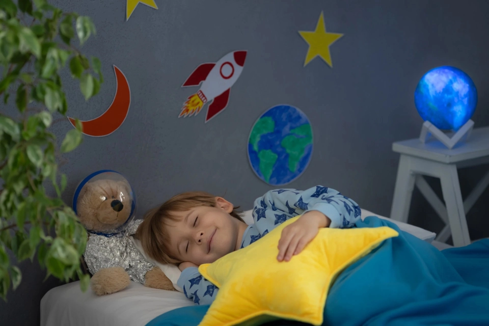 Kinderträume: Warum Kinder so intensiv träumen & die Rolle des Bettes Kinderträume: Warum Kinder so intensiv träumen & die Rolle des Bettes